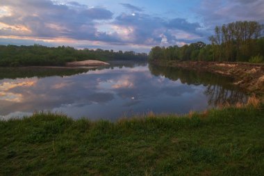 Nehirde güzel bir gün batımı