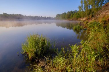Nehrin üzerinde sabah sisi