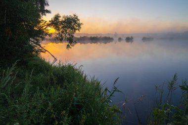 Nehrin üzerinde gün doğumu