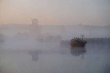 Gölde sabah sisi