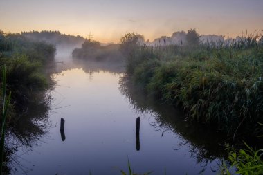Göl üzerinde sabah gündoğumu