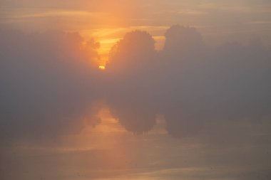 Sabah güneş doğuyor.
