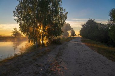 # Gün doğarken nehirde #.