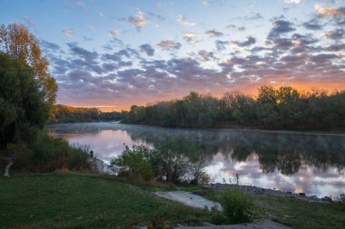 Gölün üzerinde gün batımı