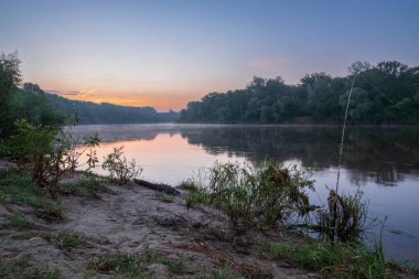 Nehirde gün batımı