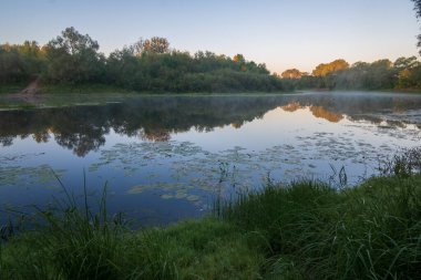 Arka planda nehir ve göl olan güzel bir manzara.