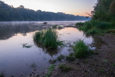 Sabahları nehrin güzel manzarası