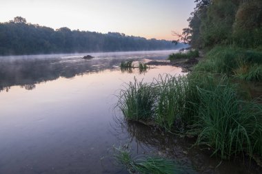 Sabahları nehir olan güzel bir manzara.
