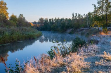 Sonbahar sabahında nehir