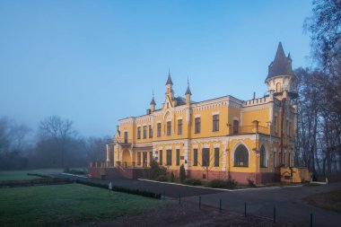 Şehirdeki eski bina.