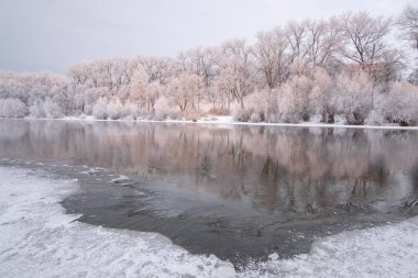 Kışın Donmuş Göl
