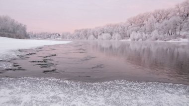 Karla kaplı ağaçlarla kaplı kış manzarası