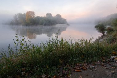 Nehirli güzel sonbahar manzarası
