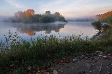 # Gün doğarken nehirde #.