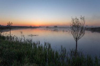 Nehir kıyısında gün doğumu.