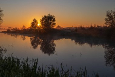 # Gün doğarken nehirde #
