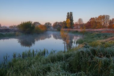 Gölün üzerinde gün doğumu