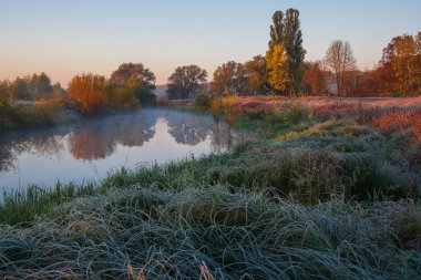 # Gün doğarken nehirde #