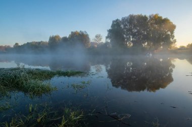 Nehirde sabah sisi. Sonbahar manzarası