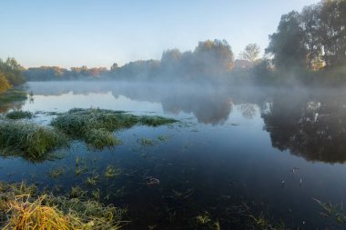 Nehirde sabah sisi. gündoğumu.