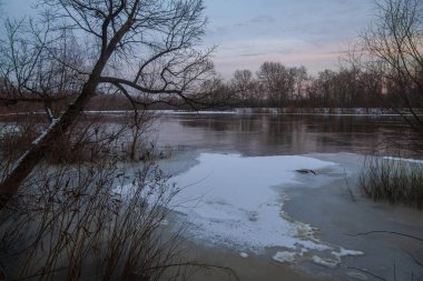 Kışın donmuş nehir
