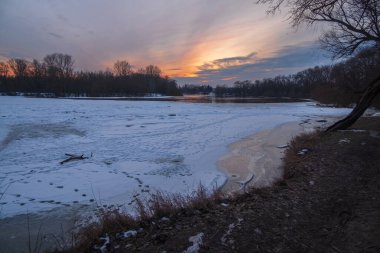 Donmuş nehirli kış manzarası