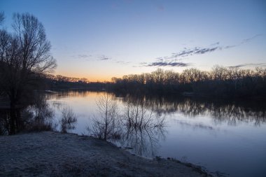 Gün batımında ormandaki bir nehir