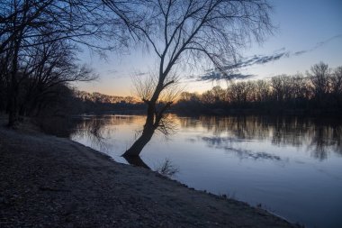 Sonbaharda nehirde gün batımı