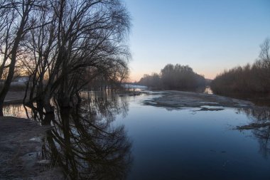 Sonbaharın başlarında sabah erkenden nehir.