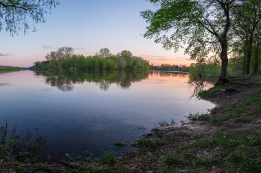 Nehirde güzel bir gün batımı