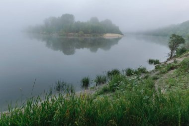 Gölde sisli bir sabah