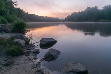 Akşamları bir nehrin kıyısında