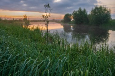 Sabah gölü olan güzel bir manzara.