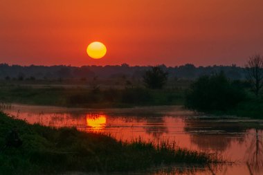 Güneşli gölde gün doğumu