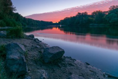 Nehrin üzerinde gün batımı