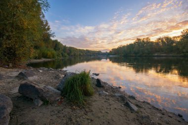 Nehrin üzerinde gün batımı