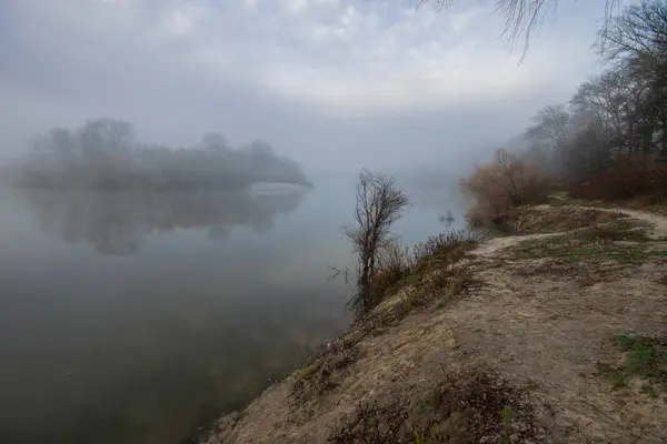 Sonbaharda sisli göl