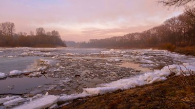 Akşamları donmuş nehirde kış günbatımı