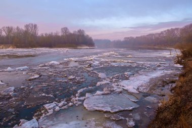 Kışın donmuş nehir