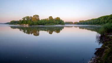 sabah gündoğumu Nehri üzerinde.