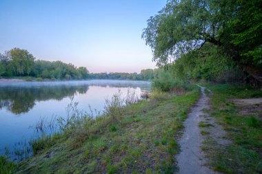 Akşamları parkta bir nehir..