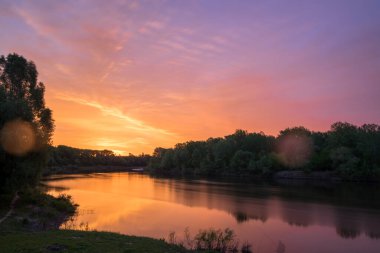 Şafakta güzel bir yaz manzarası. Akşamları nehir.