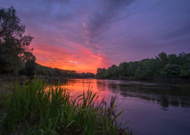 Yazın nehirde gün doğumu