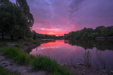 Nehirde gün batımı, nehrin üzerinde güzel gün batımı, yaz zamanı..