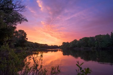 Gölde gün batımı