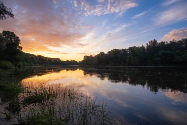 Gölde renkli bir gün batımı