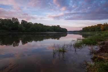 Nehirde gün batımı