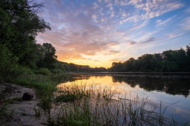 Nehirde gün batımı