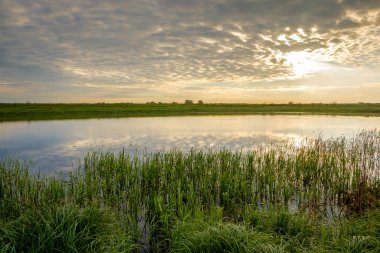 Gölde güzel bir gün batımı