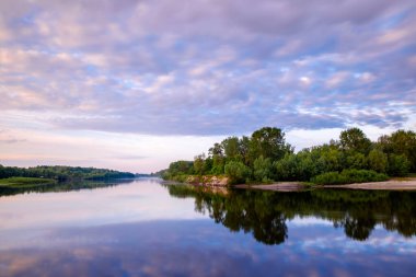 Nehirde yaz günbatımı